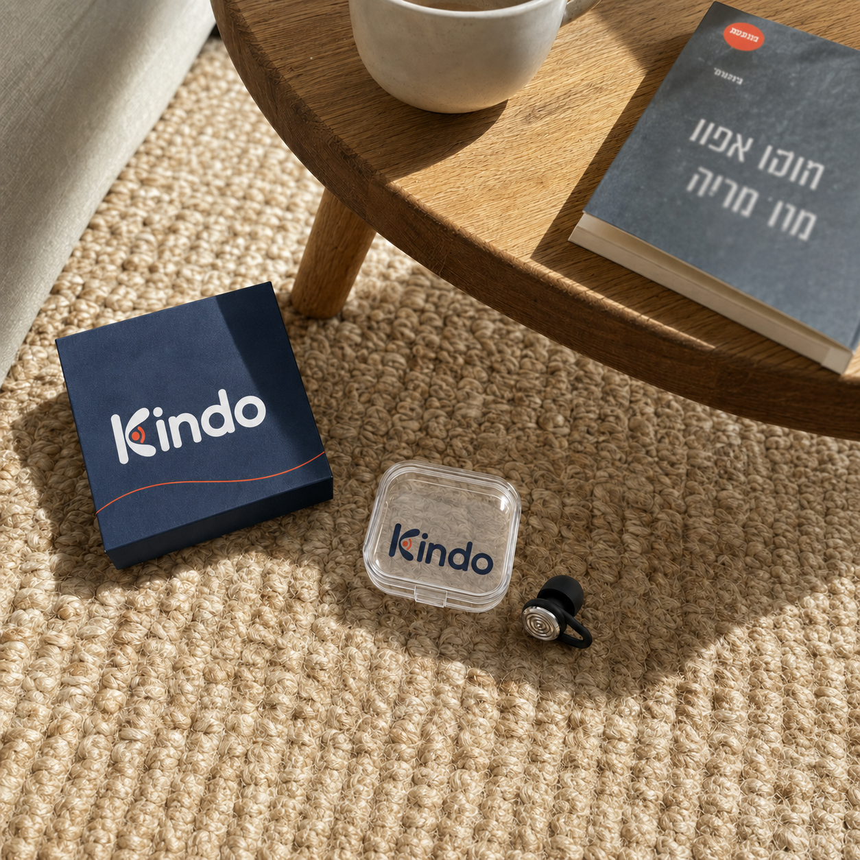 אריזת Kindo מונחת על שמיכה